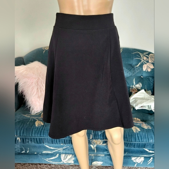 Black Short Skater A-Line Skirt - Picture 2 of 7